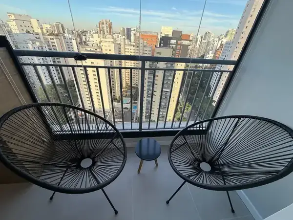 Varanda do studio em Campo Belo com vista para os prédios