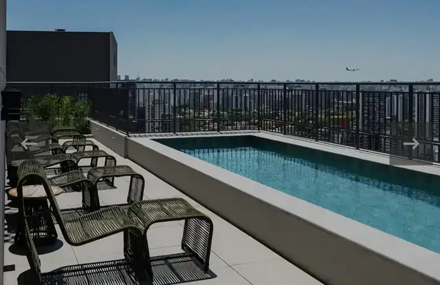 Piscina no rooftop do prédio