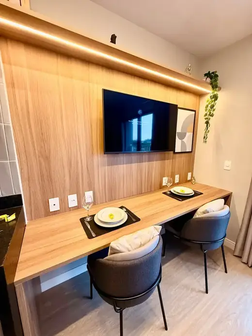 Mesa e painel de madeira em studio no padrão Wisekey