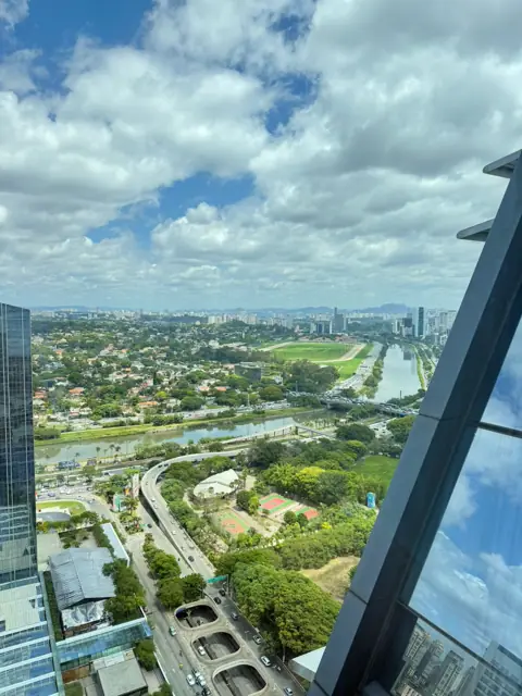 São Paulo vista do alto num dia de sol: o Jockey, o rio Pinheiros e a zona sul